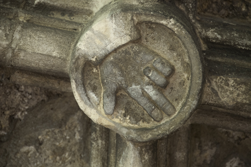 Capitel con mano bendiciendo en el claustro de Irantzu